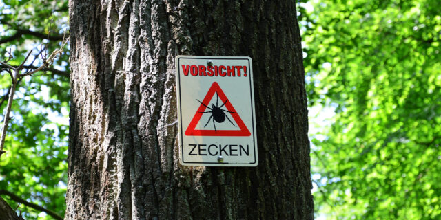 Tick warning sign in German.